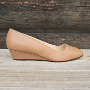 Adrienne Vittadini Palmer Modern Minimalist Tan Sqaure Toe Wedge Pump 7.5M
